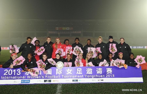 Players of Canada women's football team celebrate during the awarding ceromony after the Women's Soccer Four-nation Invitation Tournament in southwest China's Chongqing, Jan. 16, 2013. Norway won the championship. (Xinhua/Chen Cheng)  