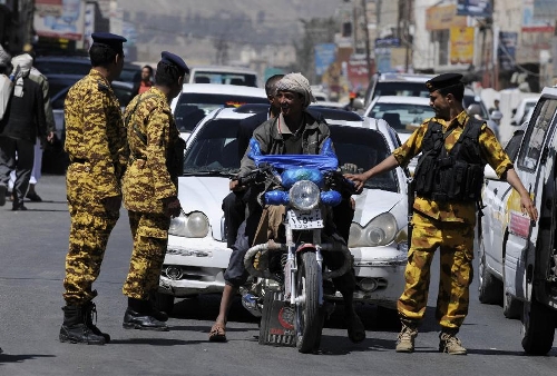 Yemeni police troops inspect vehicles at a checkpoint in Sanaa, Yemen, on March 16, 2013. More than 60,000 soldiers are to be deployed in Sanaa to secure the long-awaited national dialogue slated for Monday, the Yemeni government said Saturday. (Xinhua/Mohammed Mohammed) 