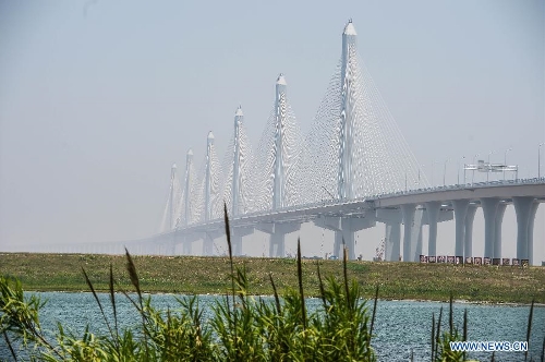 The construction of the main towers of the Jiaxing-Shaoxing Sea-crossing Bridge is finished in Shaoxing, east China's Zhejiang Province, May 24, 2013. The bridge is expected to be open to traffic by the end of June this year. It will halve the driving time from Shaoxing to Shanghai in east China after it is finished. (Xinhua/Xu Yu) 