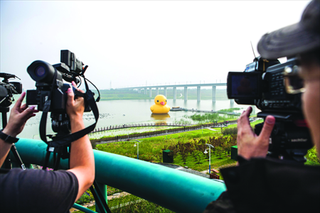 Officials initially thought Rubber Duck's nose just needed air, but later realized its beak was attached incorrectly.
Photo: Li Hao/GT