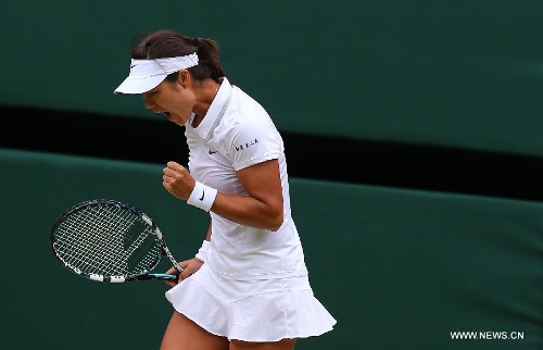 Li Na of China reacts during the quarterfinal of women's singles against Agnieszka Radwanska of Poland on day 8 of the Wimbledon Lawn Tennis Championships at the All England Lawn Tennis and Croquet Club in London, Britain on July 2, 2013. Li Na lost 1-2. (Xinhua/Yin Gang)  