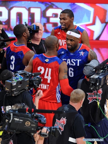 Kobe Bryant (No. 24) of the Los Angeles Lakers and the Western Conference talks with LeBron James (No. 6) of the Miami Heat and the Eastern Conference after the 2013 NBA All-Star game at the Toyota Center in Houston, the United States, Feb. 17, 2013. (Xinhua/Yang Lei) 