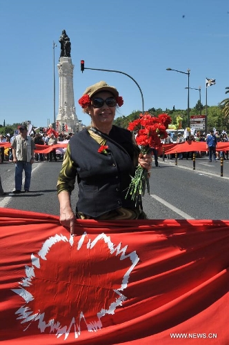 Portuguese parade in downtown Lisbon, Portugal, on April 25, 2013, celebrating the 39th anniversary of the victory of the Carnation Revolution on April 25, 1974. (Xinhua/Zhang Liyun) 