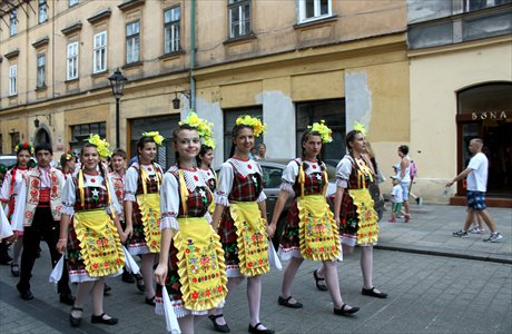 A group of young Polish girls dressed in traditional outfits perform at a local music festival. Photo: Chen Chenchen/GT