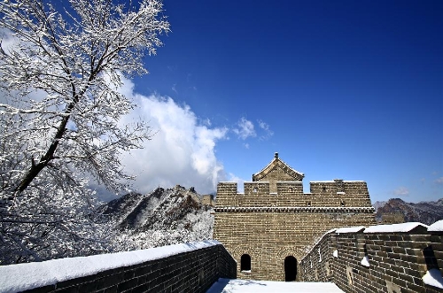 Snow covers the Huangyaguan Great Wall in Jixian County of Tianjin, north China, March 20, 2013. A snowfall hit the Jixian County from Tuesday afternoon to early Wednesday. (Xinhua/Wang Guangshan) 