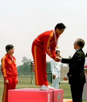 Juan Antonio Samaranch shakes hands with Xu Haifeng, the first person to win a gold medal for China in the Olympic Games in 1984