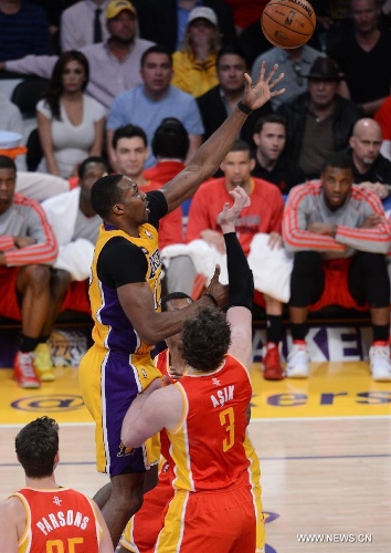 Dwight Howard (Up) of the Los Angeles Lakers goes to basket during the NBA game against Houston Rockets in Los Angeles, on April 17, 2013. The Lakers won 99-95. (Xinhua/Yang Lei) 