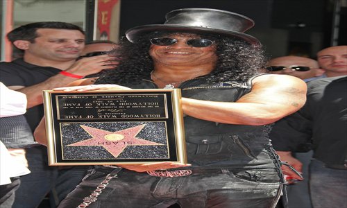 Slash poses with his star
Photo: CFP