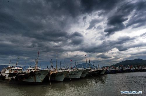 Photo taken on August 2, 2012 shows the Shacheng harbor under the cloudy sky in Fuding, East China's Fujian Province. Typhoon Saola is expected to land on the coast of Zhejiang and Fujian provinces Thursday night or Friday morning. The Fujian flood control headquarters launched a level two emergency response on Wednesday to cope with the typhoon. Photo: Xinhua