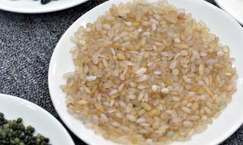 Photo taken on Sept. 21, 2012 shows a dish of rice-like pebbles at an exhibition showcasing rare stones in Nanyang, central China's Henan Province. Photo: Xinhua