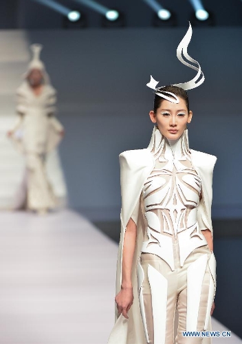  A model presents a creation of designers attending the 21st China International Young Fashion Designers Contest in Beijing, capital of China, March 25, 2013. The contest theming Boundary has attracted 29 designers from 16 countries. (Xinhua/Li Xin)  