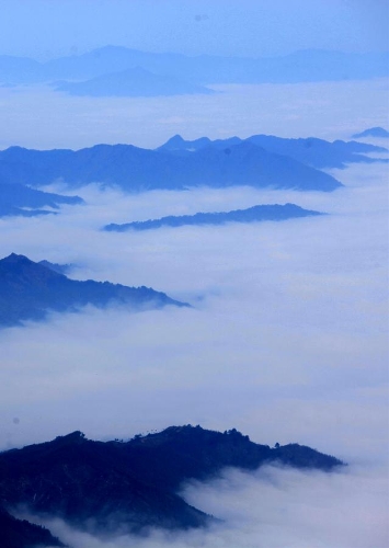 Photo taken on Feb. 16, 2013 shows the sea of clouds at the Huangshan Mountain scenic spot in Huangshan City, east China's Anhui Province. (Xinhua/Shi Guangde)  