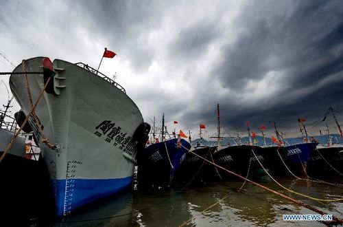 Photo taken on August 2, 2012 shows the Shacheng harbor under the cloudy sky in Fuding, East China's Fujian Province. Typhoon Saola is expected to land on the coast of Zhejiang and Fujian provinces Thursday night or Friday morning. The Fujian flood control headquarters launched a level two emergency response on Wednesday to cope with the typhoon. Photo: Xinhua

