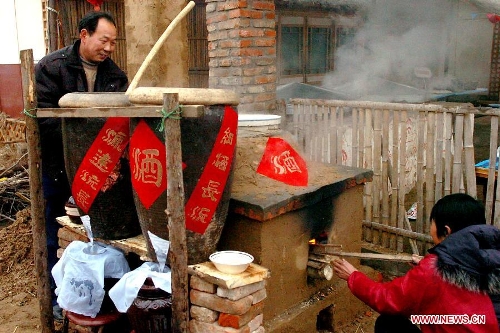  Villagers brew rice wine with traditional technique at a yard in Zhengzhou, capital of central China's Henan Province, Jan. 28, 2006. People in many villages in central China region still follow the custom to brew rice wine by themselves beforehand so as to drink the wine on the Chinese New Year's eve. Chinese people who live in the central China region have formed various traditions to celebrate the Chinese Lunar New Year. (Xinhua/Wang Song) 