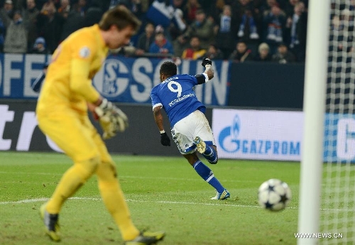 Michel Bastos (R) of FC Schalke 04 celebrates his goal during the UEFA Champions League eighth-final match against Galatasaray at Veltins Arena in Gelsenkirchen, west Germany, March 12, 2013. Galatasaray won 3-2 and entered the quarterfinal. (Xinhua/Ma Ning)