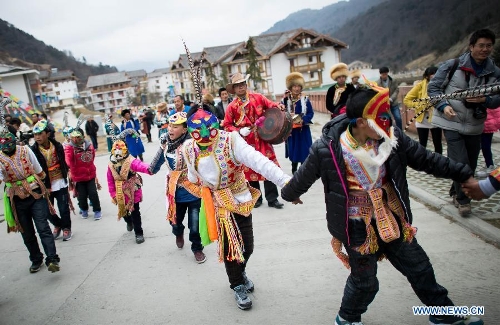 People of the Tibetan ethnic group perform at the Shangjiu Festival in Baoxing County, southwest China's Sichuan Province, Feb. 18, 2013. The residents of Tibetan ethnic group in Baoxing on Monday celebrated the annual Shangjiu Festival, which means the 9th day of Chinese Lunar New Year, to express the respect to the heaven. (Xinhua/Jiang Hongjing)  