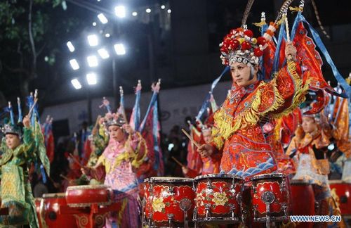 Performers participate in a celebration parade marking the opening of Shanghai Tourism Festival 2012, in East China's Shanghai, September 15, 2012. A total of 21 floats and 30 performing teams participated in the parade here on Saturday. Photo: Xinhua
