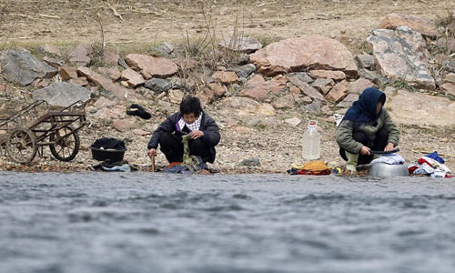 The photo taken in Dandong, Liaoning Province on April 6 shows North Korean women on the opposite bank of Yalu River. Photo: CFP/CRI