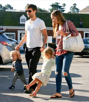 Tobey Maguire (2nd from left) with his family Photo: CFP