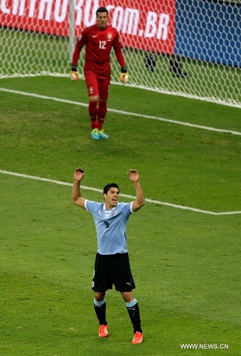 Uruguay's Luis Suarez (Front) reacts during the FIFA's Confederations Cup Brazil 2013 semifinal match against Brazil, held at Mineirao Stadium, in Belo Horizonte, Minas Gerais state, Brazil, on June 26, 2013. (Xinhua/David de la Paz)