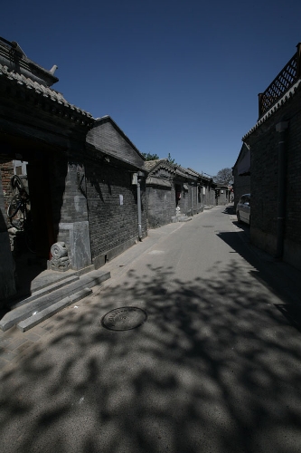 A renovated Hutong (Photo: CRIENGLISH.com/ Wang Zhi)A Hutong is a traditional alley, characteristic of an old Beijing city. A total of 7000 Hutongs have been built throughout the capital in straight lines under strict construction guildlines. The longest Hutong starts from the Beijing Legation Quarter, Dong Jiao Min Xiang,to the Xijiao Min Xiang, and has a total length of 6.5 kilometers, while the shortest Hutong is One-inch Street at only several meters' long. The narrowest Hutong is only about 0.7 meters wide. Therefore, people carrying even a little bit of extra weight have to hold their breath to pass through it. Formed during the Yuan, Ming and Qing, dynasties thousands of Hutongs surround the supreme Imperial Palace from all directions. They are woven into the fabric of people's daily lives.