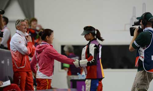 Yi Siling of China (C) participates in the Women's 10m Air Rifle Finals competition of the London 2012 Olympic Games at the Royal Artillery Barracks in London, Britain, on July 28, 2012. Yi Siling won gold medal, the first gold medal for both the London 2012 Olympic Games and the Chinese delgation. Photo: Xinhua