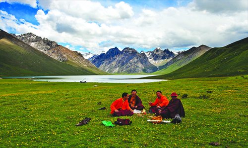 Tibetan herdsmen take a rest near Xiannü Lake, Jiuzhi county, Qinghai Province. Photo: CFP