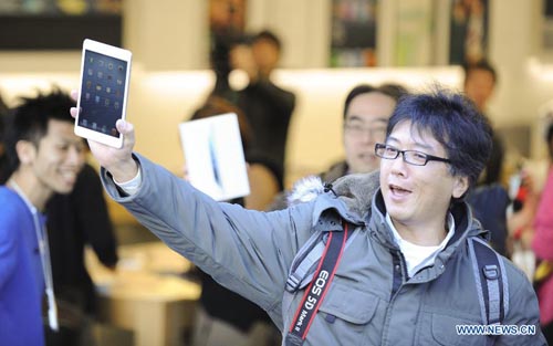 A man shows his newly-bought Apple iPad mini in front of the Apple Store Ginza in Tokyo, capital of Japan, on November 2, 2012. Sales of the new iPad mini tablet computer started in Japan on Friday. Photo: Xinhua