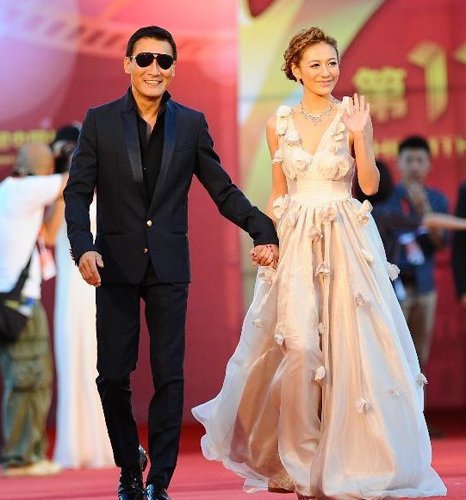 Hong Kong actor Tony Leung (L) and Elanne Kwong walk on the red carpet during the closing ceremony of Changchun Film Festival, in Changchun, capital of Northeast China's Jilin Province, August 25, 2012. Photo: Xinhua