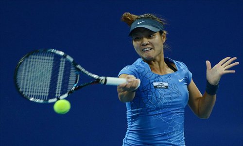 Li Na of China returns the ball during the women's singles 3rd round against Peng Shuai of China at the China Open tennis tournament in Beijing China, on October. 4, 2012. Photo: Xinhua