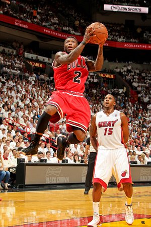 Nate Robinson (No.2) of the Chicago Bulls goes to the basket against the Miami Heat on Monday. Photo: CFP