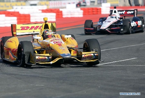 U.S. driver Ryan Hunter-Reay (Front) attends the first free practice of the Sao Paulo Indy 300 race, the fourth stage of the 2013 IndyCar Series, at the Anhembi Circuit in northern Sao Paulo, Brazil, on May 4, 2013. (Xinhua/Rahel Patrasso) 