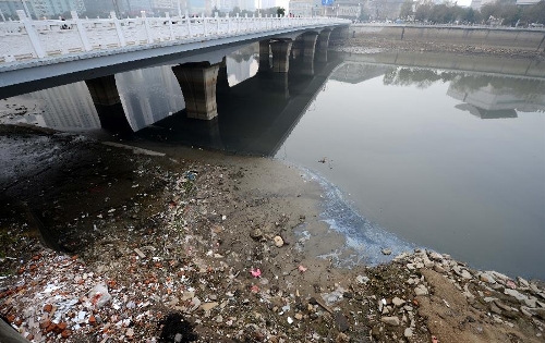 The water level of the Fuhe River drops in Nanchang, capital of east China's Jiangxi Province, Jan. 13, 2013. As the winter comes, major river basins in Jiangxi Province face the dry season. (Xinhua/Zhou Ke) 