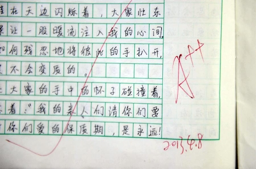 Photo taken on July 8, 2013 shows a composition by Wang Linjia at Jiangshan Middle School in Jiangshan, east China's Zhejiang Province. Two Chinese passengers, Wang Linjia and Ye Mengyuan, were killed in a crash landing of an Asiana Airlines Boeing 777 at the San Francisco airport on Saturday morning. The two girls are both students of Jiangshan Middle School. Their family members headed for the United States on Monday.(Xinhua/Han Chuanhao) 