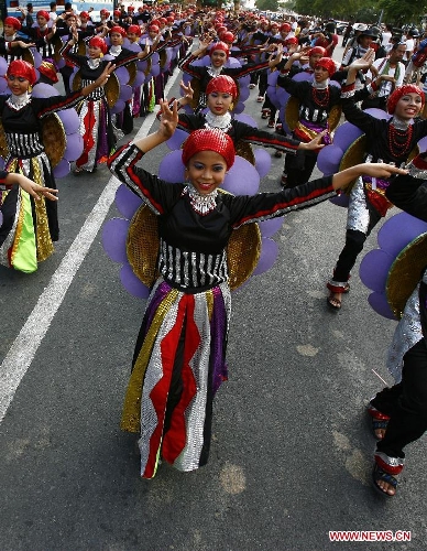 Street dancers perform during the Aliwan Festival in Manila, the Philippines, April 13, 2013. More than 5,000 participants from all over the Philippines took part in the annual event. (Xinhua/Rouelle Umali)