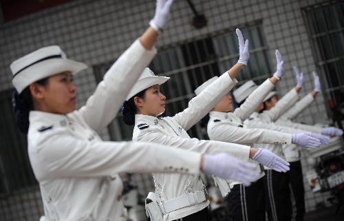 Traffic policewomen receives training in Neijiang City, southwest China's Sichuan Province, April 2, 2013. Founded in April, 2011, the female detachment of local traffic police force includes 2 police officers and 28 auxiliary police officers, with an average age of 23. (Xinhua/Xue Yubin) 