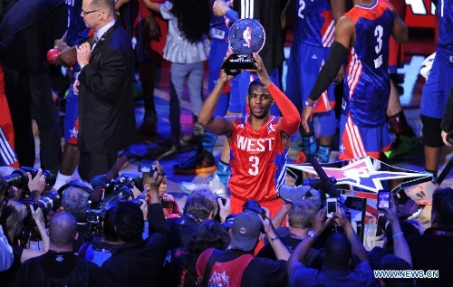Chris Paul (C) of the Los Angeles Clippers and the Western Conference celebrates after winning MVP in the 2013 NBA All-Star game at the Toyota Center on Feb. 17, 2013 in Houston, the United States, Feb. 17, 2013. (Xinhua/Yang Lei) 