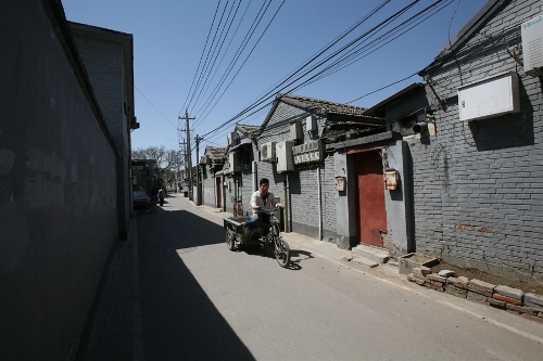 A tranquil location(Photo: CRIENGLISH.com/ Wang Zhi)A Hutong is a traditional alley, characteristic of an old Beijing city. A total of 7000 Hutongs have been built throughout the capital in straight lines under strict construction guildlines. The longest Hutong starts from the Beijing Legation Quarter, Dong Jiao Min Xiang,to the Xijiao Min Xiang, and has a total length of 6.5 kilometers, while the shortest Hutong is One-inch Street at only several meters' long. The narrowest Hutong is only about 0.7 meters wide. Therefore, people carrying even a little bit of extra weight have to hold their breath to pass through it. Formed during the Yuan, Ming and Qing, dynasties thousands of Hutongs surround the supreme Imperial Palace from all directions. They are woven into the fabric of people's daily lives.