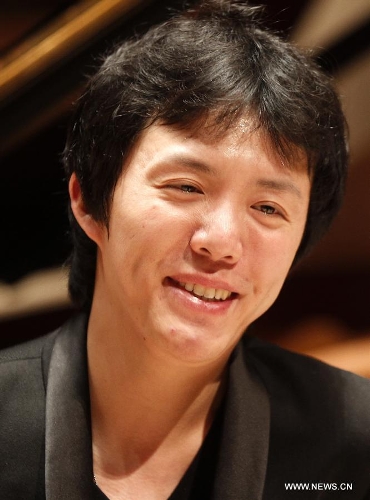 Chinese classic pianist Li Yundi speaks to reporters before his recital at the Royal Festival Hall in London, capital of Britain, April 18, 2013. Li Yundi held a piano recital in London on Thursday. (Xinhua/Wang Lili)