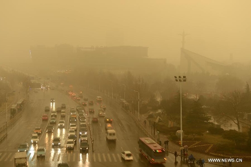  Vehicles move as they are engulfed by a hazy day in Jinan, capital of east China's Shandong Province, Feb. 28, 2013. Pollution worsened in China's north and east provinces as a sand storm hit the region on Thursday. (Xinhua/Guo Xulei) 