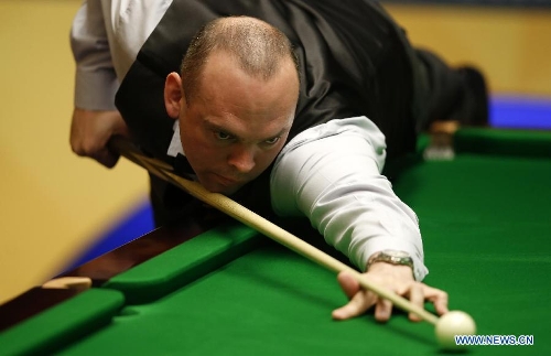 Stuart Bingham of England competes against his compatriot Ronnie O'Sullivan during their quarterfinal of the World Snooker Championships in Sheffield, Britain, April 30, 2013. O'Sullivan leads Bingham 7-1 after the match Tuesday. (Xinhua/Wang Lili) 