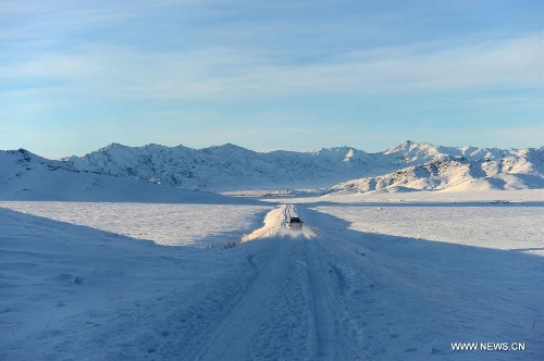 Photo taken on Jan. 8, 2013 shows the beautiful snow scenery of Qagan Gol Town in Qinghe County, northwest China's Xinjiang Uygur Autonomous Region. (Xinhua/Sadat)  