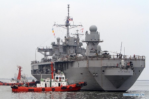 The USS Blue Ridge (LCC-19) docks in Manila, the Philippines, March 7, 2013. The USS Blue Ridge, flagship for the Commander of the U.S. Navy's 7th Fleet, started a four-day goodwill visit to Manila on Thursday. (Xinhua/Rouelle Umali) 