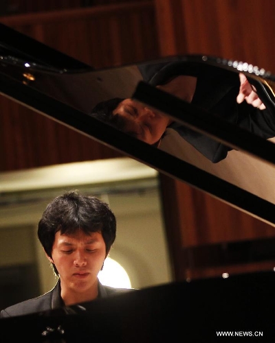 Chinese classic pianist Li Yundi rehearses his recital at the Royal Festival Hall in London, capital of Britain, April 18, 2013. Li Yundi held a piano recital in London on Thursday. (Xinhua/Wang Lili) 