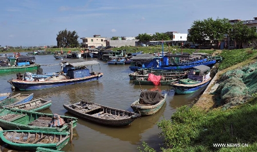 Fishing boats harbor at Gangbei port as the annual fishing moratorium starts in Wanning City, south China's Hainan Province, May 16, 2013. The annual fishing moratorium in Hainan lasts from May 16 to Aug. 1 each year. This year marks the 15th year of fishing moratorium here, and in total 9,007 fishing boats as well as 34,780 fisherfolks are involved. (Xinhua/Shi Manke) 