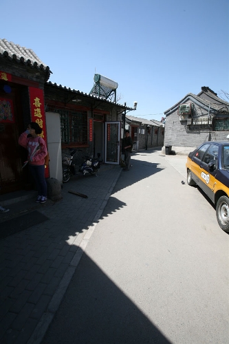 Shadows in the Hutong(Photo: CRIENGLISH.com/ Wang Zhi)A Hutong is a traditional alley, characteristic of an old Beijing city. A total of 7000 Hutongs have been built throughout the capital in straight lines under strict construction guildlines. The longest Hutong starts from the Beijing Legation Quarter, Dong Jiao Min Xiang,to the Xijiao Min Xiang, and has a total length of 6.5 kilometers, while the shortest Hutong is One-inch Street at only several meters' long. The narrowest Hutong is only about 0.7 meters wide. Therefore, people carrying even a little bit of extra weight have to hold their breath to pass through it. Formed during the Yuan, Ming and Qing, dynasties thousands of Hutongs surround the supreme Imperial Palace from all directions. They are woven into the fabric of people's daily lives.