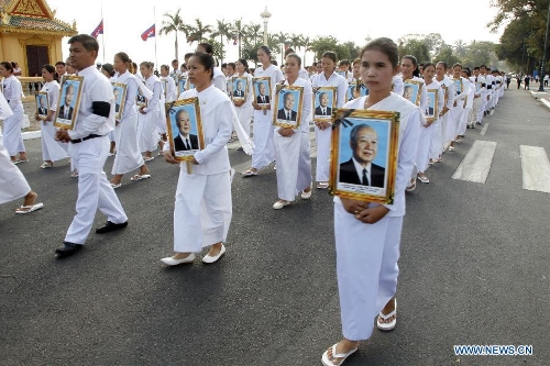 People attend the funeral procession of the late King Father Norodom Sihanouk in Phnom Penh, Cambodia, Feb. 1, 2013. The body of late King Father Norodom Sihanouk was carried from the Palace in a procession to a custom-built crematorium at the Veal Preah Meru Square next to the Palace on Friday. The body will be kept for another three days and then will be cremated on Feb. 4. (Xinhua/Phearum)