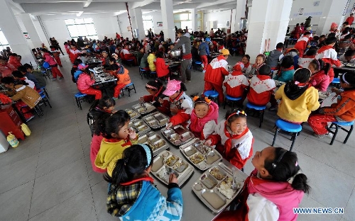 Pupils take their free lunch in the dining hall at No. 1 Primary School of Deqin County in Diqing Tibetan Autonomous Prefecture, southwest China's Yunnan Province, March 12, 2013. A total of 1,260 pupils, most of whom are of the Tibetan ethnic group, study at this school, which was founded in September 2012. Pupils here are offered free meals and lodging. (Xinhua/Lin Yiguang)  