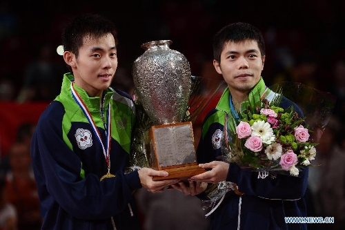  Chen Chien-An and Chuang Chih-Yuan (R) of Chinese Taipei pose with the trophy during the awarding ceremony of men's doubles at the 2013 World Table Tennis Championships in Paris, France on May 19, 2013. Chen and Chuang claimed the title by defeating Hao Shuai and Ma Lin of China with 4-2.(Xinhua/Tao Xiyi) 