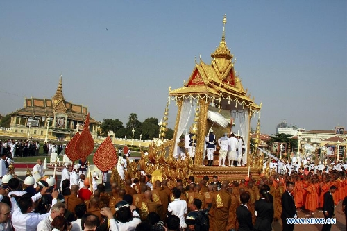 People attend the funeral procession of the late King Father Norodom Sihanouk in Phnom Penh, Cambodia, Feb. 1, 2013. The body of late King Father Norodom Sihanouk was carried from the Palace in a procession to a custom-built crematorium at the Veal Preah Meru Square next to the Palace on Friday. The body will be kept for another three days and then will be cremated on Feb. 4. (Xinhua/Sovannara)